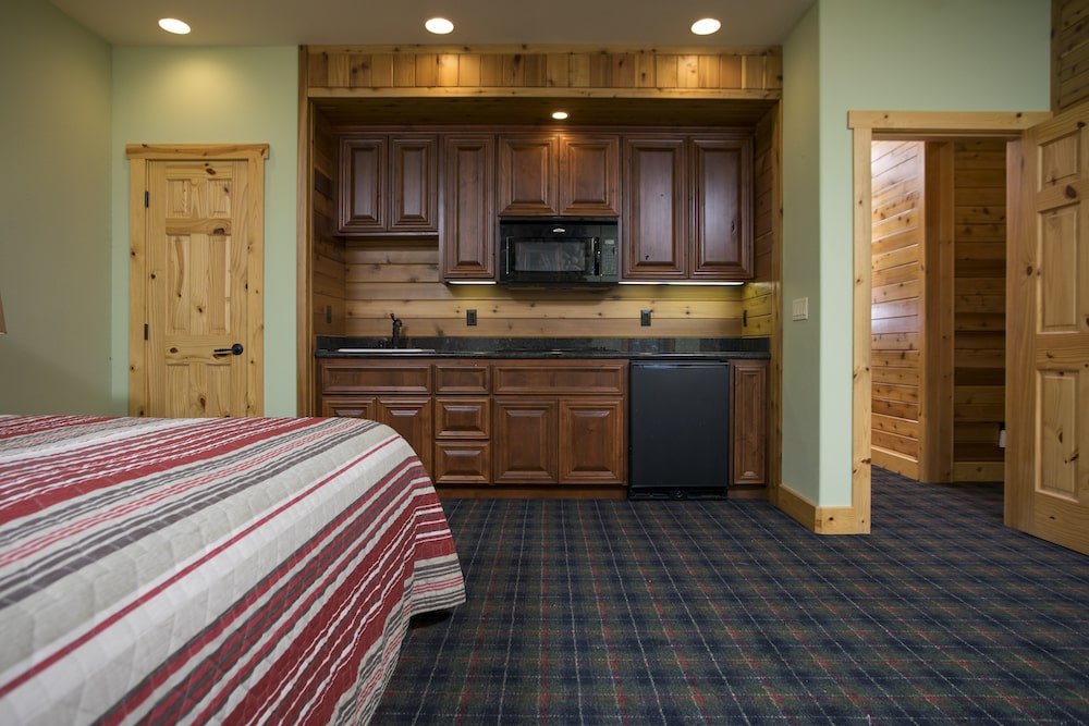 lodging close to Crater Lake