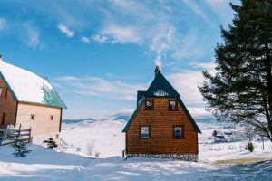 Winter Wonders: Vacation Rentals for Snow Adventures Near Crater Lake