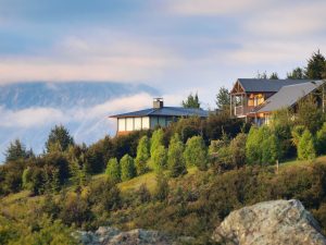 lodging close to crater lake